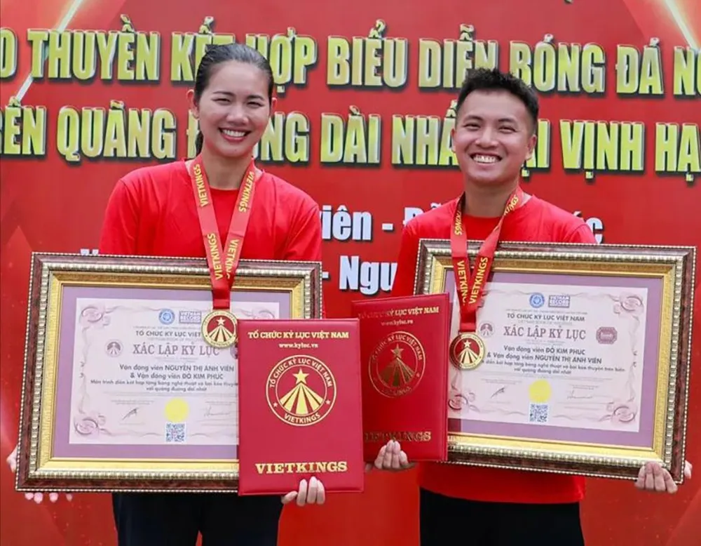 VĐV Ánh Viên cùng VĐV Kim Phúc được xác nhận kỷ lục Việt Nam với màn kết hợp độc đáo giữa bơi và tâng bóng nghệ thuật $6b.jpg