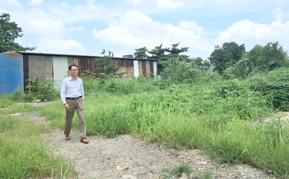 Khu đất công trên địa bàn phường 14, quận Gò Vấp được quy hoạch xây 2 trường đang trong tình trạng cỏ hoang mọc um tùm &4b.jpg