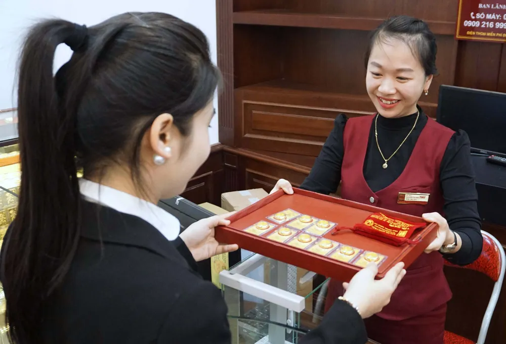 Mua bán vàng trang sức tại Công ty Bảo Tín Minh Châu quận Cầu Giấy, Hà Nội. Ảnh: QUANG PHÚC &5c.jpg