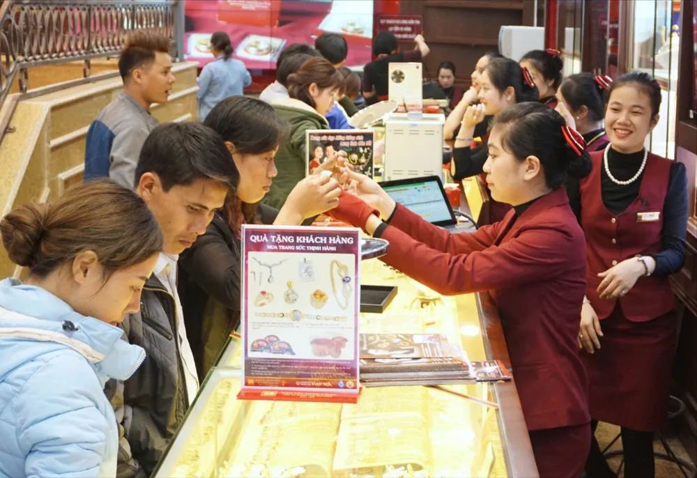 Mua bán vàng trang sức tại Công ty Bảo Tín Minh Châu, quận Cầu Giấy, Hà Nội. Ảnh: QUANG PHÚC chu de.jpg