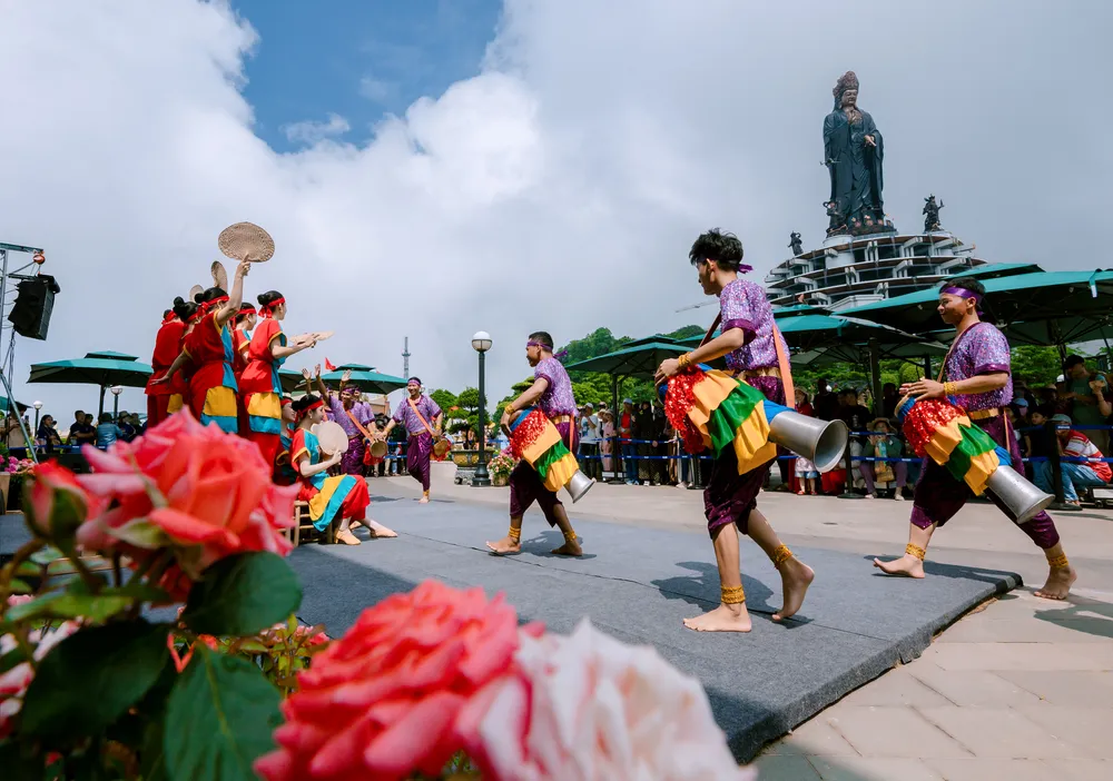 Các chương trình nghệ thuật diễn ra sôi động trên đỉnh núi. Ảnh: Sun World Ba Den Mountain mua-trong-chhay-dam-nui-ba-den.jpeg