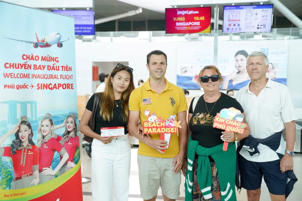 Những hành khách trên chuyến bay khai trương hào hứng trước giờ cất cánh A7 (1).jpg