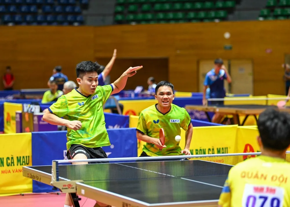 Lê Đình Đức (trái) giành 2 huy chương vàng ở giải vô địch quốc gia năm nay. Ảnh: Duy Linh Ảnh2.jpg