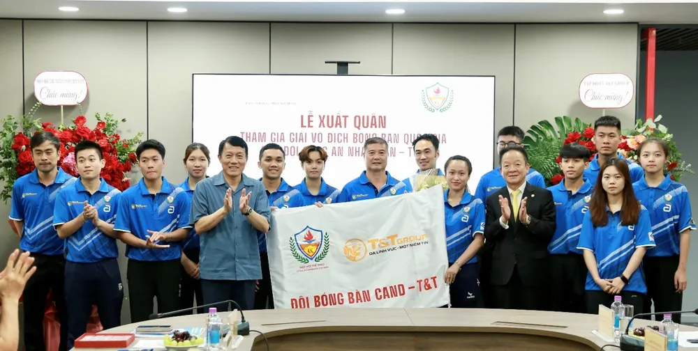 Lê Đình Đức (thứ hai bìa trái) trở lại là sự kết tinh của ý chí mạnh mẽ, tinh thần đồng đội và tấm lòng nhân ái của ông bầu Ảnh3.jpg