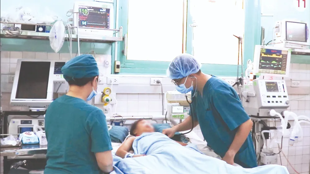 Bác sĩ Bệnh viện Nhi đồng 2 TPHCM điều trị cho bệnh nhi bị cuốn vào cửa cuốn khi đang chơi đùa C1a.jpg