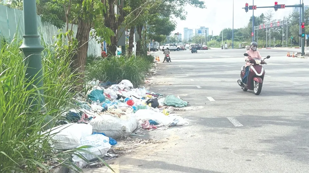 Bãi rác tự phát trên đường Tố Hữu trong Khu đô thị Thủ Thiêm (TP Thủ Đức, TPHCM). Ảnh: Hoàng Văn C1b.jpg