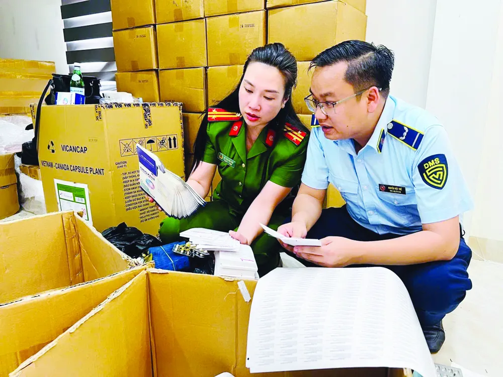 Lực lượng chức năng kiểm tra các lô thuốc giả được ngụy trang bằng các tên nước ngoài với nhiều công dụng chữa bệnh. Ảnh: GIA KHÁNH C1c.jpg