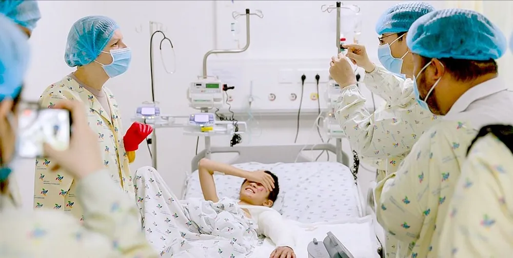 Các bác sĩ Bệnh viện Nhi đồng thành phố đang điều trị cho bệnh nhi người Nga bị tai nạn giao thông khi đang đi du lịch C4d.jpg