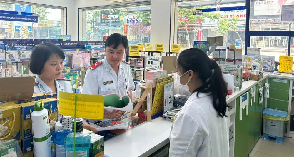 Thanh tra Sở Y tế tỉnh Lâm Đồng kiểm tra một nhà thuốc trên địa bàn. Ảnh: ĐOÀN KIÊN C5a.jpg