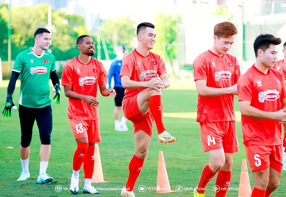Thủ môn Nguyễn Filip và Cao Pendant Quang Vinh tập luyện cùng đội tuyển Việt Nam. Ảnh: THANH QUỐC C6b.jpg