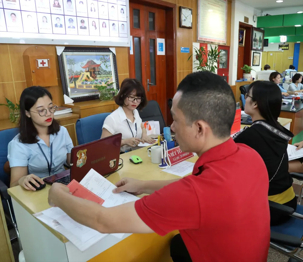 Giải quyết thủ tục hành chính tại Trung tâm Hành chính công tỉnh Quảng Ninh. Ảnh: QUANG PHÚC 5A.jpg