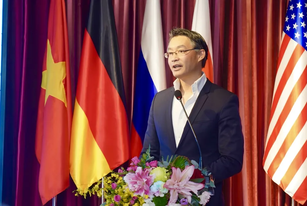 Tiến sĩ Philipp Rösler sinh năm 1973, là người gốc Á đầu tiên giữ cương vị Phó Thủ tướng trong lịch sử nước Đức A2.jpg