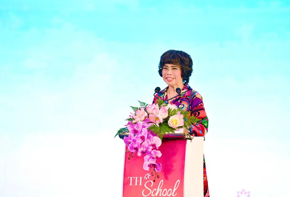 Nhà sáng lập TH School, Anh hùng Lao động Thái Hương phát biểu tại lễ tốt nghiệp năm học 2024-2025 tại TH School Vinh, sáng 31-5-2025 AHLĐ Thái Hương.jpg