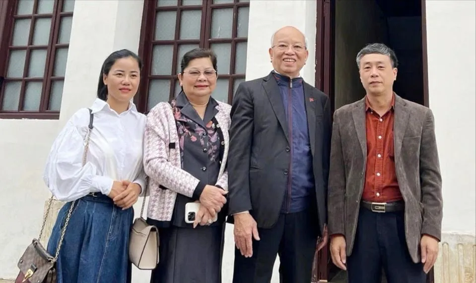 GS-TS Trình Quang Phú (thứ 2 từ phải sang) thăm khu di tích về Bác Hồ ở Côn Minh, Vân Nam, Trung Quốc. Ảnh: NVCC D3a.jpg
