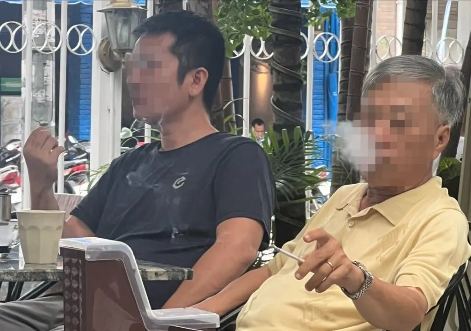Nhiều người vẫn vô tư hút thuốc lá nơi đã có khuyến cáo không được hút E4a.jpg