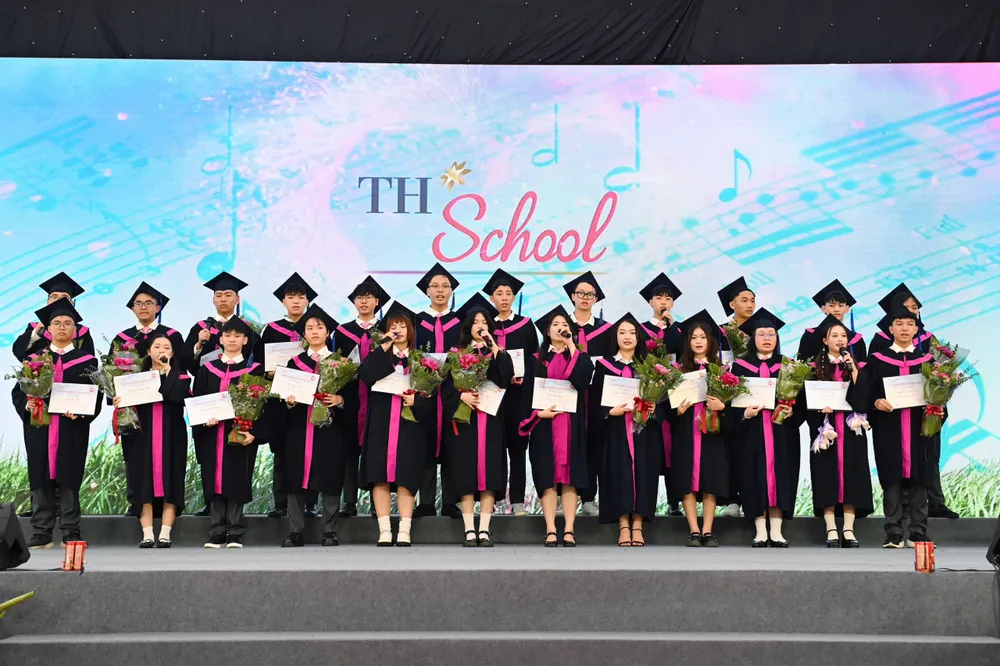 Lễ tốt nghiệp của học sinh khóa đầu tiên TH School Vinh (Nghệ An) HS nhan hoa va chung chi tot nghiep.jpg