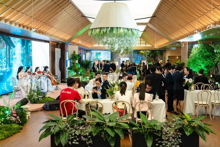 Đông đảo khách hàng tham dự sự kiện ra mắt Essensia Sky and Parkway Saigon WorldHotels Residences 1749281858939-4570.jpeg