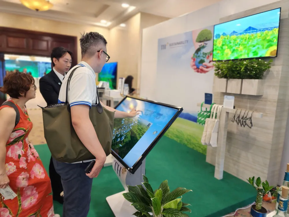 Khách tham quan thích thú trải nghiệm farm tour 360 tìm hiểu mô hình kinh tế tuần hoàn của Tập đoàn TH TH- tuong tac mo hinh tuan hoan.jpg