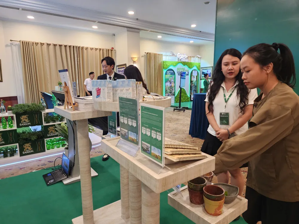 Một khách hàng tìm hiểu sản phẩm được tái chế từ chiến dịch Thu gom vỏ hộp, lan tỏa sống xanh đang triển khai tại các cửa hàng TH true mart TH_ vat pham PTBV.jpg