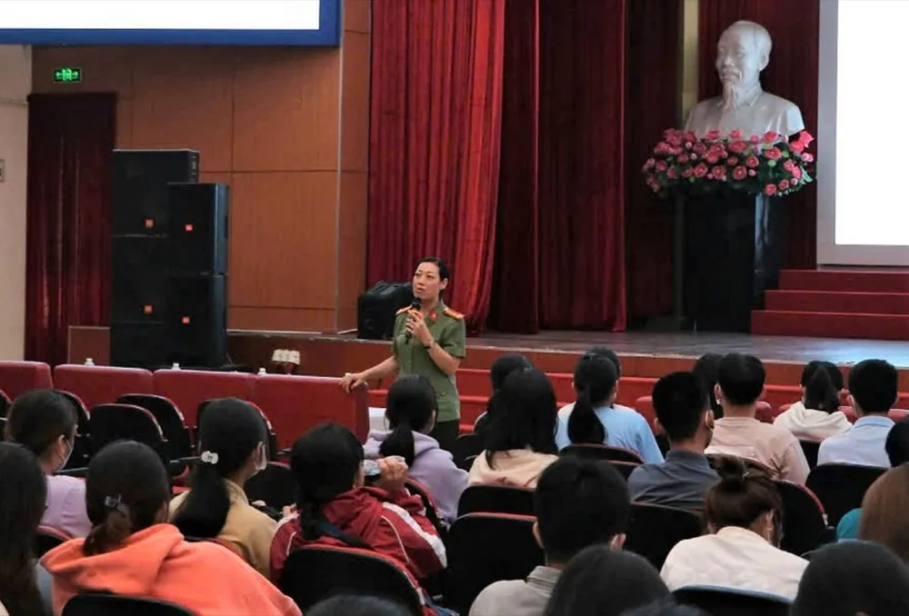 Trường ĐH Sư phạm Kỹ thuật TPHCM mời Công an TP Thủ Đức trao đổi với sinh viên về kỹ năng ứng phó các thủ đoạn lừa đảo M5a.jpg
