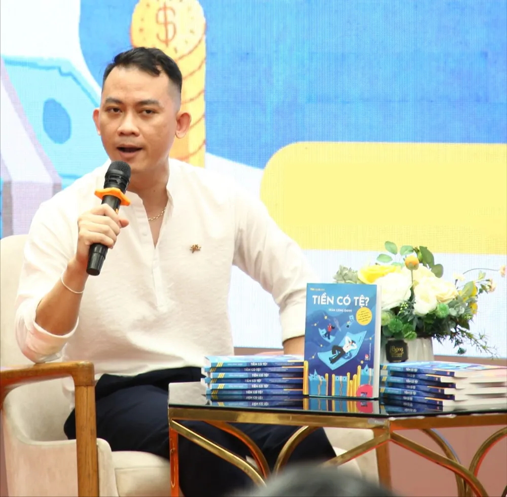 Tác giả Trần Công Danh tại chương trình ra mắt sách Tiền có tệ?. Ảnh: NHIÊN HƯƠNG CN3 goc tre 2.jpg