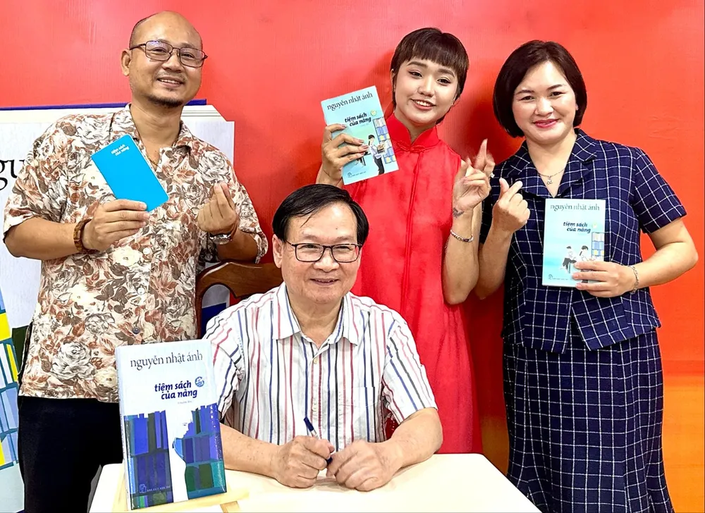 Nhà văn Nguyễn Nhật Ánh (ngồi) cùng bạn đọc thân thiết nhân dịp ra mắt tác phẩm Tiệm sách của nàng CN3 nhan vat.jpg