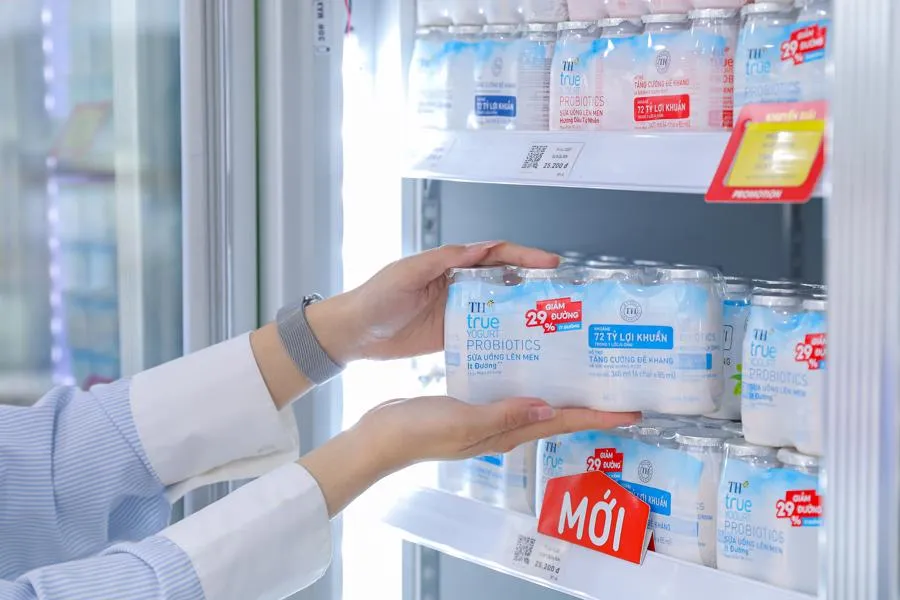 Cùng với giải thưởng dành cho người đứng đầu, TH còn được vinh danh ở 3 hạng mục dành cho sản phẩm. Trong đó sữa uống lên men TH true YOGURT Probiotics đạt giải Sản phẩm xuất sắc trong Giải pháp Tăng cường Sức khỏe - Excellence in Gut Health Solutions sữa uống lên men Pro 1.jpg