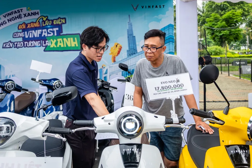 Nhiều khách hàng quan tâm tới xe máy VinFast và những chính sách hấp dẫn ngay tại sự kiện A2.jpg