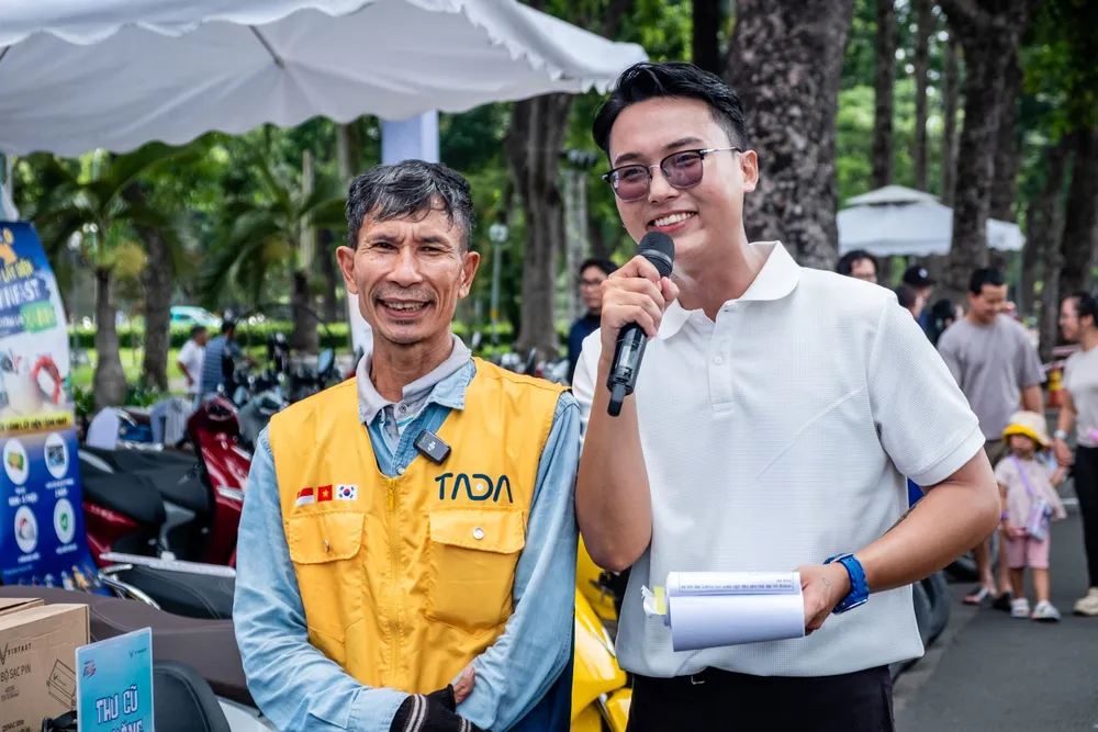 Anh Đỗ Văn Trọng (bên trái, áo vàng) sống tại TPHCM quyết định mua Evo200 để tối ưu chi phí đi lại A4.jpg