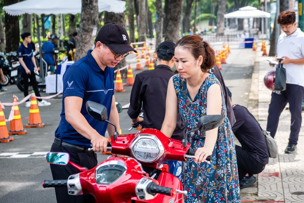 Chị Hồ Bảo Trân (TPHCM) đánh giá xe máy VinFast có trải nghiệm lái nhẹ nhàng, nhanh và ổn định A5.jpg