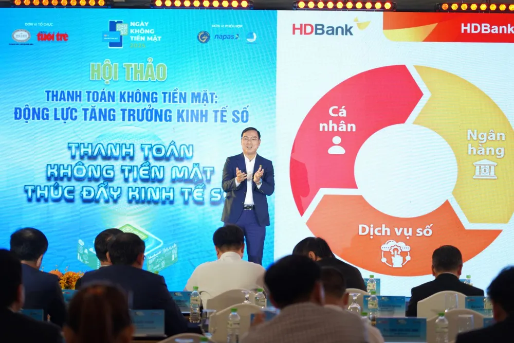Theo chia sẻ của ông Đàm Thế Thái - Phó Tổng Giám đốc HDBank tại hội thảo, số hóa tại HDBank là một hành trình nhân văn, nơi từng sản phẩm được thiết kế từ góc nhìn của cuộc sống, từng trải nghiệm được kiểm chứng bởi cảm xúc người dùng PIA07654.JPG