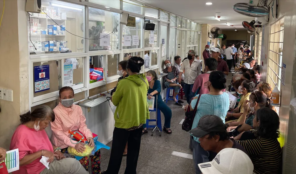 Người dân chờ làm thủ tục khám chữa bệnh tại Bệnh viện An Bình, TPHCM. Ảnh: Hoàng Hùng img-5684-6334-9204.jpeg