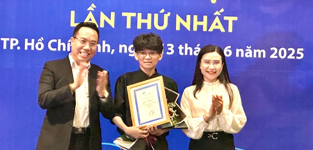 Nhà văn trẻ Giai Du (giữa) đoạt giải nhất Giải thưởng Văn học Kim Đồng lần thứ nhất Q6a.jpg