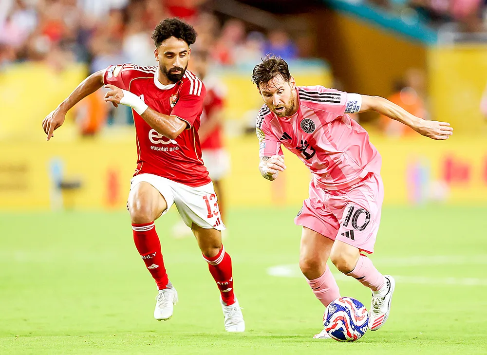 Lionel Messi (phải, Inter Miami) trong trận ra quân gặp CLB Al Ahly Q6c.jpg