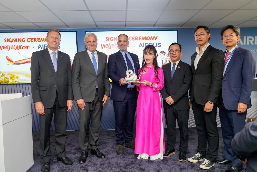Đại diện lãnh đạo Airbus và Vietjet tại Triển lãm Hàng không Lé Bourget Paris (Paris Airshow) 2025 Photo 6.jpg