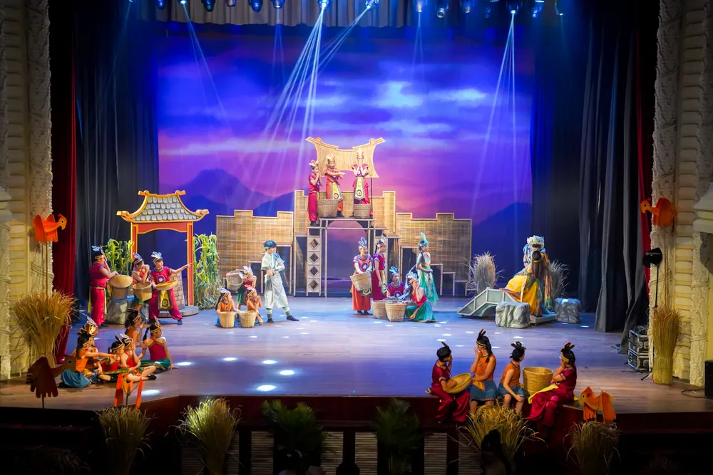 “The Enchanted Crossbow” được dàn dựng công phu từ bối cảnh, đạo cụ sân khấu đến phục trang nhân vật 3.jpeg