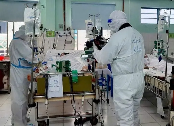 Phóng viên Báo Sài Gòn Giải Phóng tác nghiệp trong phòng điều trị Covid-19 cho bệnh nhân chuyển nặng, ngày 7-8-2021. Ảnh: HOÀNG HÙNG S4b.jpg