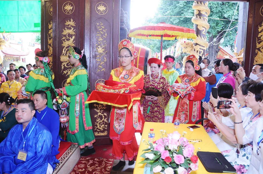 Thực hành nghi lễ hầu đồng tại đền thờ Đức Thánh Mẫu Phủ Dầy phối thờ Hai Bà Trưng (quận Bình Thạnh, TPHCM). Ảnh: HOÀNG LINH S6b.jpg