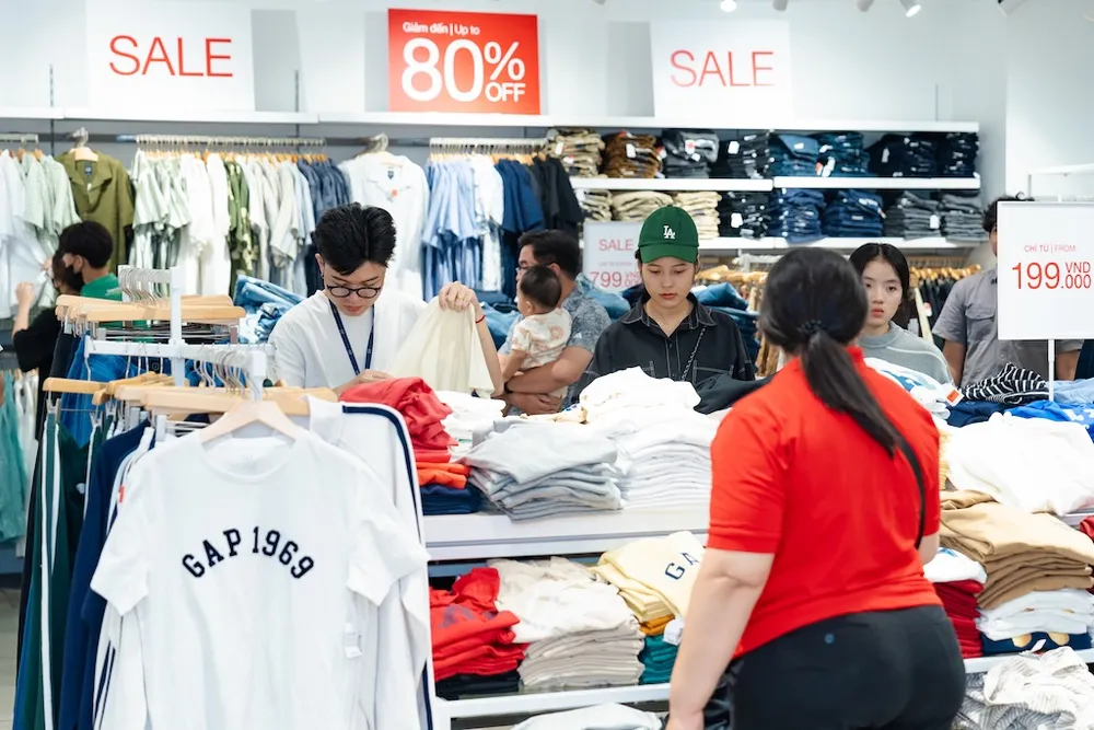 Các gian hàng thời trang luôn tấp nập “chiến thần săn sale” với các mức ưu đãi khủng 1.jpeg