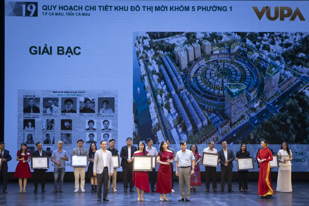 Ảnh 1_Trao thưởng Giải Bạc_dự án Cà Mau.jpeg
