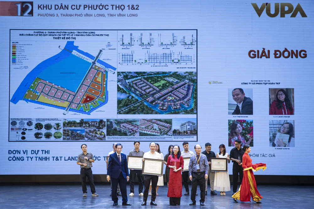 Hai đồ án/dự án của T&T Group được vinh danh giải Bạc và giải Đồng Ảnh 2_Trao thưởng Giải Đồng_dự án KDC Phước Thọ 1 & 2.jpeg