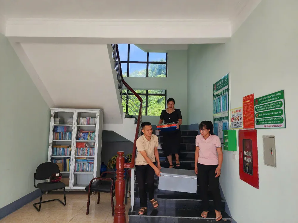 Cán bộ, công chức thị trấn Nậm Nhùn sắp xếp hồ sơ, tài liệu và chuẩn bị cơ sở vật chất thực hiện sáp nhập 0a606898-2979-434a-9f3b-0d75ca115d4b-3029.jpg