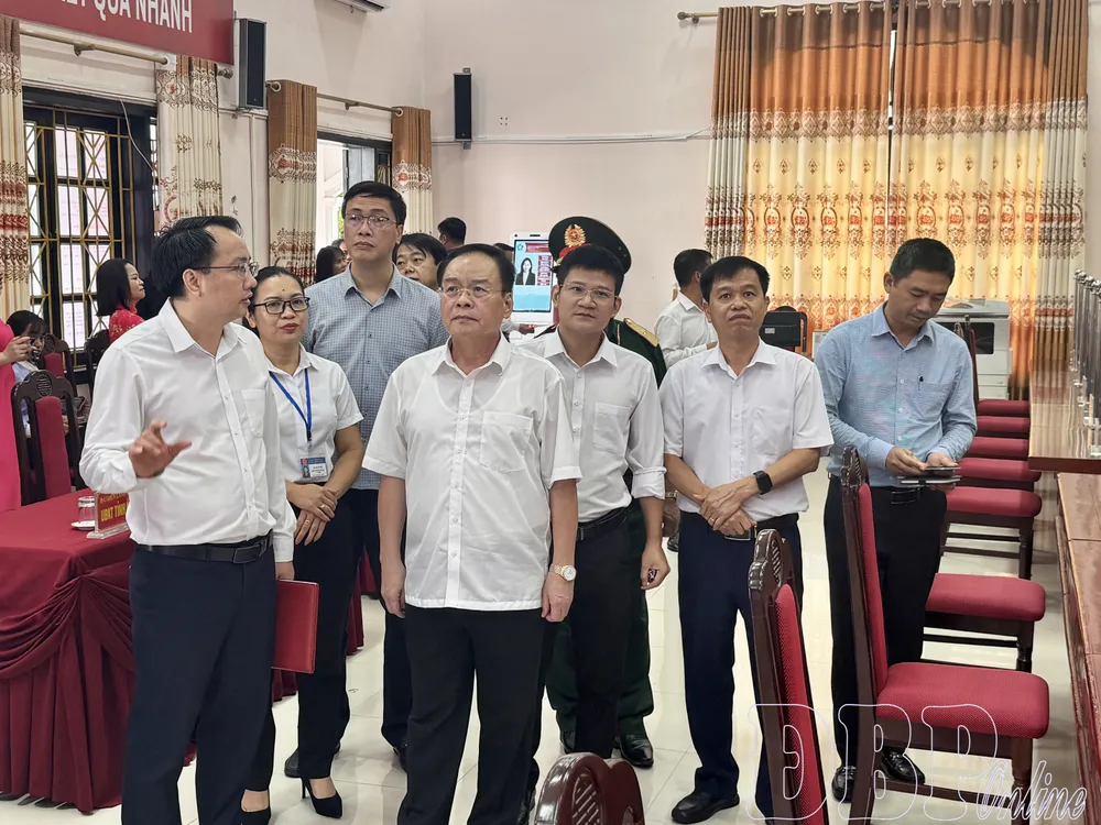 Phó Bí thư Thường trực Tỉnh ủy Mùa A Sơn kiểm tra, chỉ đạo vận hành thử nghiệm tại xã Na Sang. Ảnh: Mai Phương 2-2025-06-25-57-2601.jpg