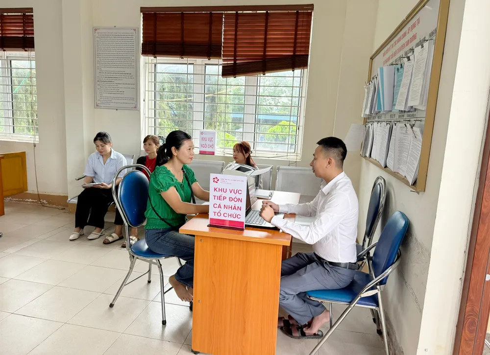 Người dân giao dịch tại Trung tâm Phục vụ hành chính công xã Bình Lư 3bcc556f-666d-4e42-98e6-ca817b2fbf65-1972.jpg