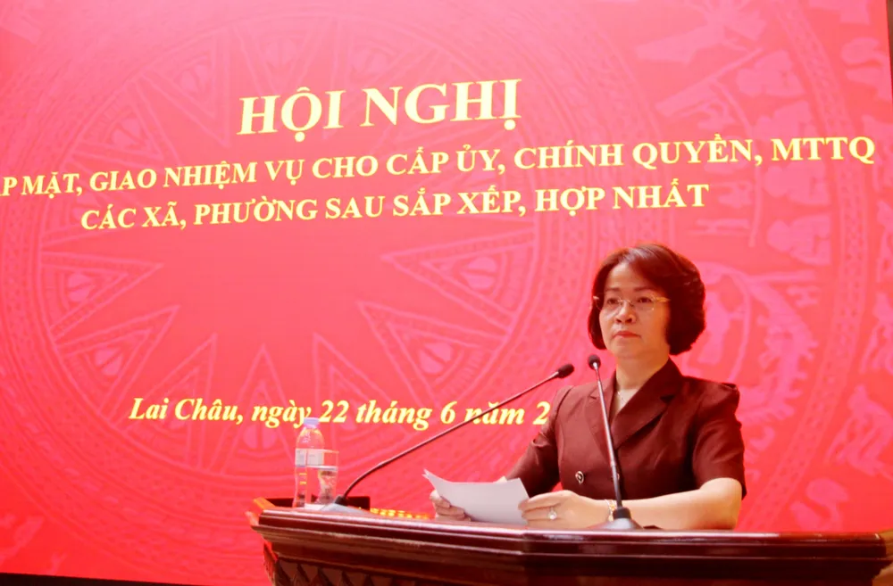 Đồng chí Lê Thị Hường - Ủy viên BTV, Trưởng Ban Tổ chức Tỉnh ủy thông báo chủ trương của BTV Tỉnh ủy về phương án nhân sự lãnh đạo chủ chốt 38 xã, phường sau sáp nhập 4a34dfa4-7fc6-4c19-9bd8-cf86e1b85658-5798.jpg