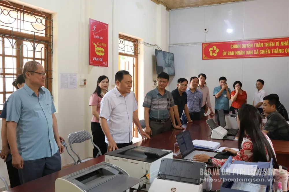 Đồng chí Hồ Tiến Thiệu, Phó Bí thư Tỉnh ủy, Chủ tịch UBND tỉnh kiểm tra thực tế cơ sở vật chất bộ phận một cửa xã Chiến Thắng Đồng chí Hồ Tiến Thiệu, Phó Bí thư Tỉnh ủy, Chủ tịch UBND tỉnh kiểm tra thực tế cơ sở vật chất bộ phận một cửa xã Chiến Thắng