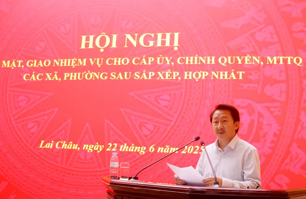 Đồng chí Sùng A Hồ - Ủy viên BTV Tỉnh ủy, Chủ tịch Uỷ ban MTTQ Việt Nam tỉnh phát biểu giao nhiệm vụ đối với MTTQ xã, phường sau sắp xếp, hợp nhất 62911b6c-0580-4bc4-ba72-a997d2b51338-6674.jpg