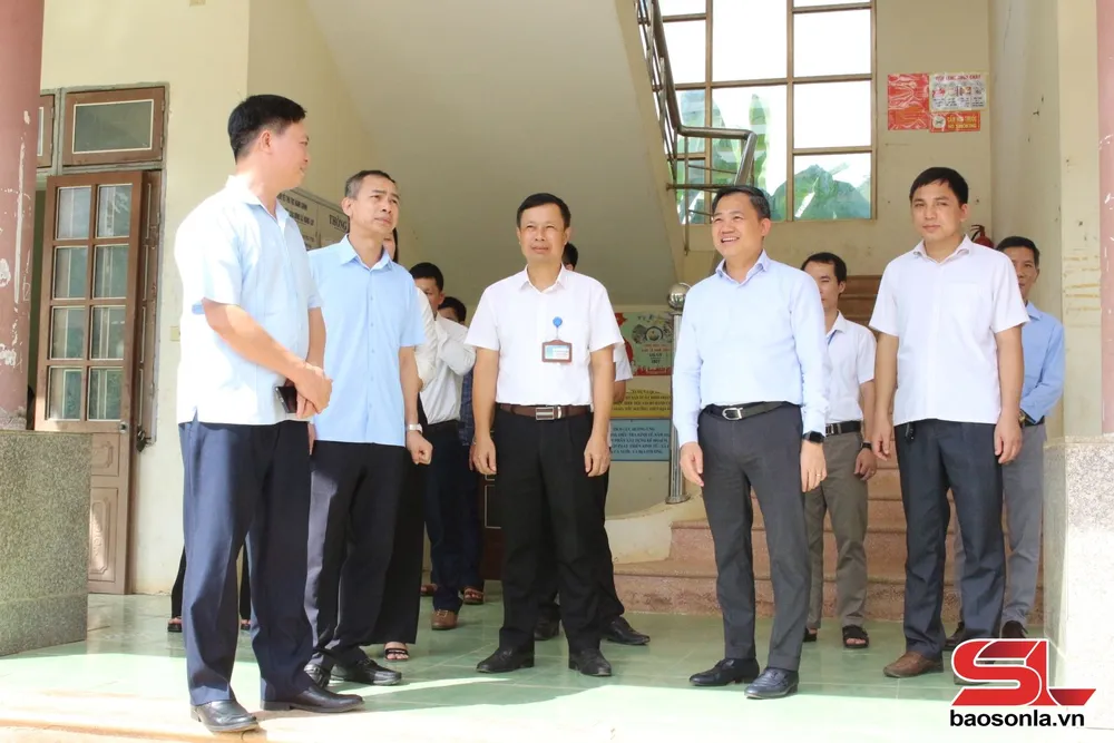 Đồng chí Chủ tịch UBND tỉnh kiểm tra cơ sở vật chất tại xã Chiềng La. Đồng chí Chủ tịch UBND tỉnh kiểm tra cơ sở vật chất tại xã Chiềng La.