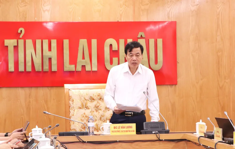 Đồng chí Lê Văn Lương – Phó Bí thư Tỉnh ủy, Chủ tịch UBND tỉnh phát biểu kết luận cuộc họp điểm cầu tỉnh qua phần mềm Zoom Cloud Meeting 6ba44749-96b0-4ede-9c81-5c4d43603a51-3402.jpg
