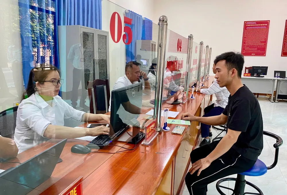 Người dân đến giao dịch thủ tục hành chính tại xã Than Uyên (sau sáp nhập) 9595ec26-044e-4eca-ad69-3ba606ed8694-6592.jpg